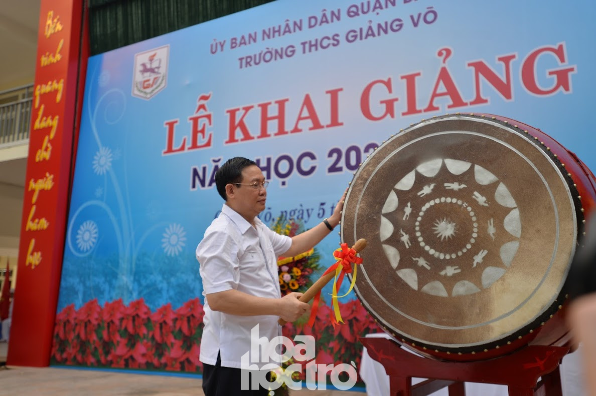 Bí thư Thành ủy Vương Đình Huệ đánh trống khai giảng năm học 2020 - 2021. Hà Nội: Thầy trò trường THCS Giảng Võ đón lễ khai giảng rực rỡ cờ hoa ảnh 9