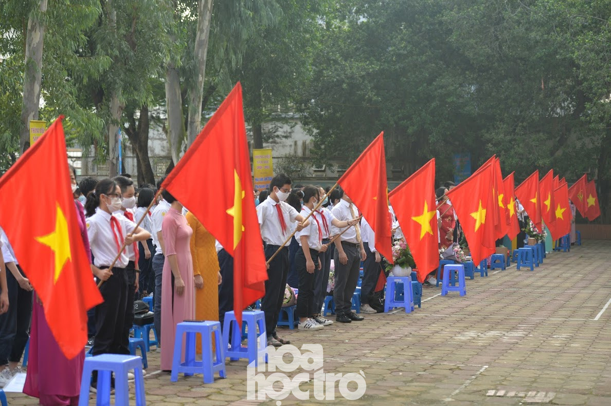 Không khí nghiêm trang của buổi chào cờ đầu tiên trong năm học mới. Hà Nội: Thầy trò trường THCS Giảng Võ đón lễ khai giảng rực rỡ cờ hoa ảnh 7