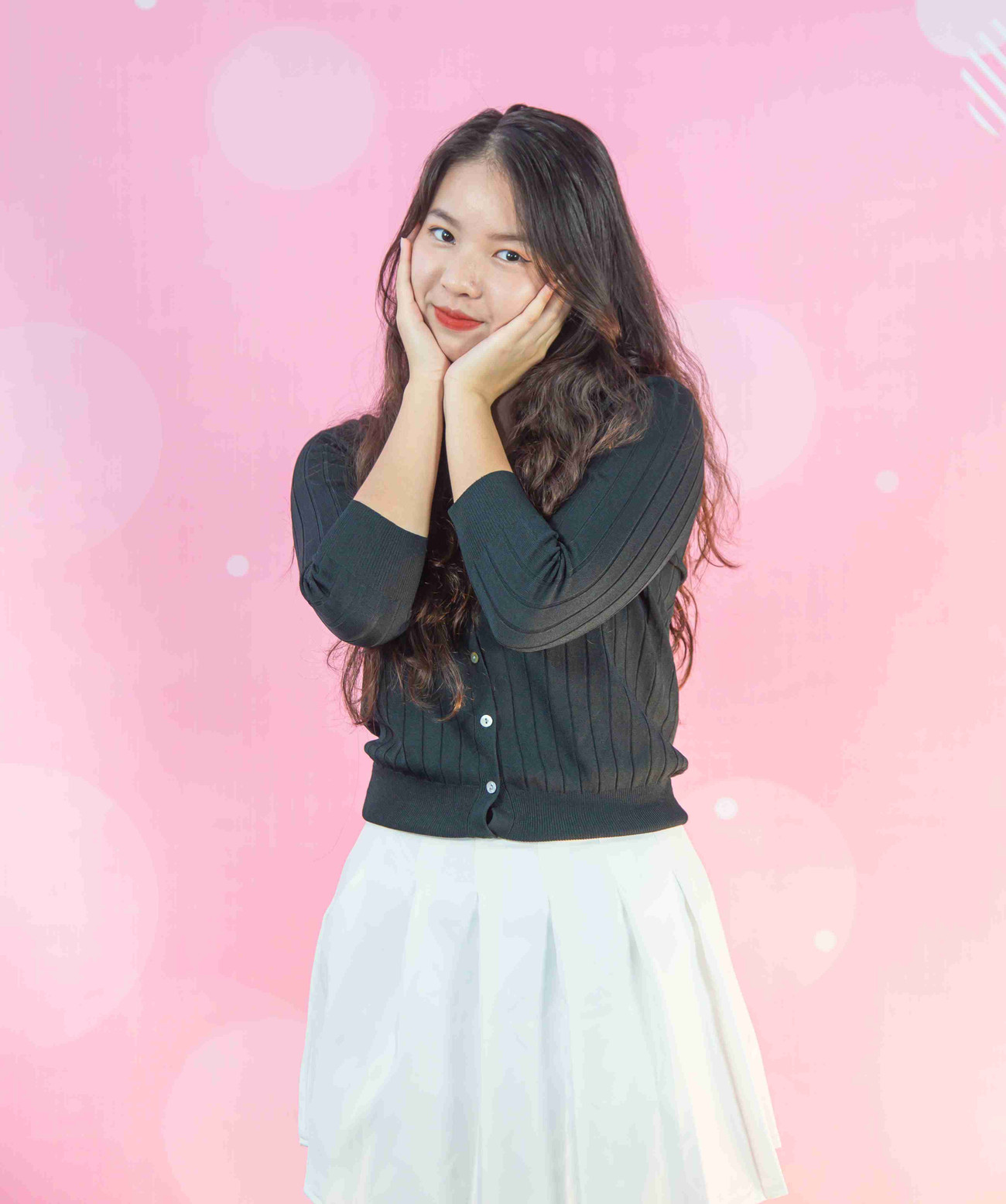 Đinh Thuận Nhân - vlogger tuổi teen với vẻ ngoài xinh xắn. Nữ sinh viên 15 tuổi trở thành YouTuber đầu tiên đưa thể loại vlog lên sóng truyền hình ảnh 1