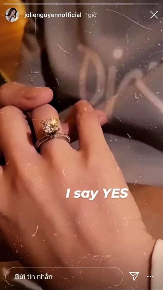Jolie Nguyễn "khoe" hình ảnh bàn tay đeo nhẫn kim cương và dòng chữ "I say Yes" ngụ ý đã chấp nhận lời cầu hôn. Jolie Nguyễn đăng hình ảnh ẩn ý về động thái bất ngờ sau những ồn ào đời tư ảnh 1