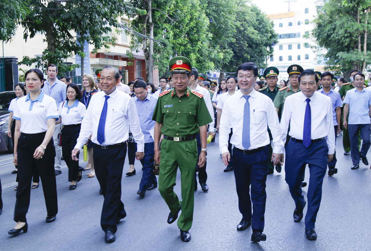 Phó Thủ tướng thường trực Trương Hòa Bình cùng các đại biểu diễu hành. Hành động vì một xã hội không có tội phạm mua bán người ảnh 5