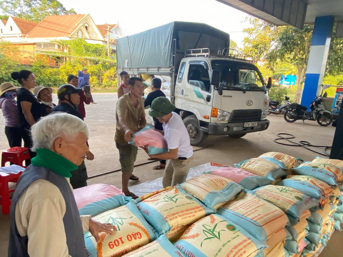 Cụ Dỏng bên 3 tấn gạo chuẩn bị chở vào Quảng Bình. Cụ ông 98 tuổi kêu gọi con cháu ủng hộ 3 tấn gạo cho đồng bào miền Trung ảnh 1