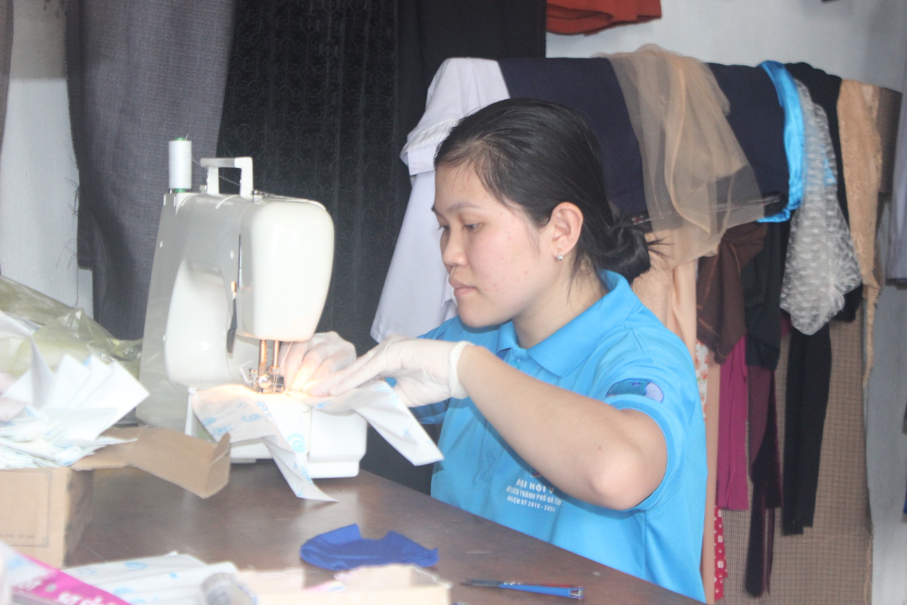 Hoạt động may khẩu trang miễn phí được hưởng ứng từ ngày 10/3. Thanh niên Hà Tĩnh may hàng nghìn khẩu trang phát miễn phí chống dịch Covid-19 ảnh 4