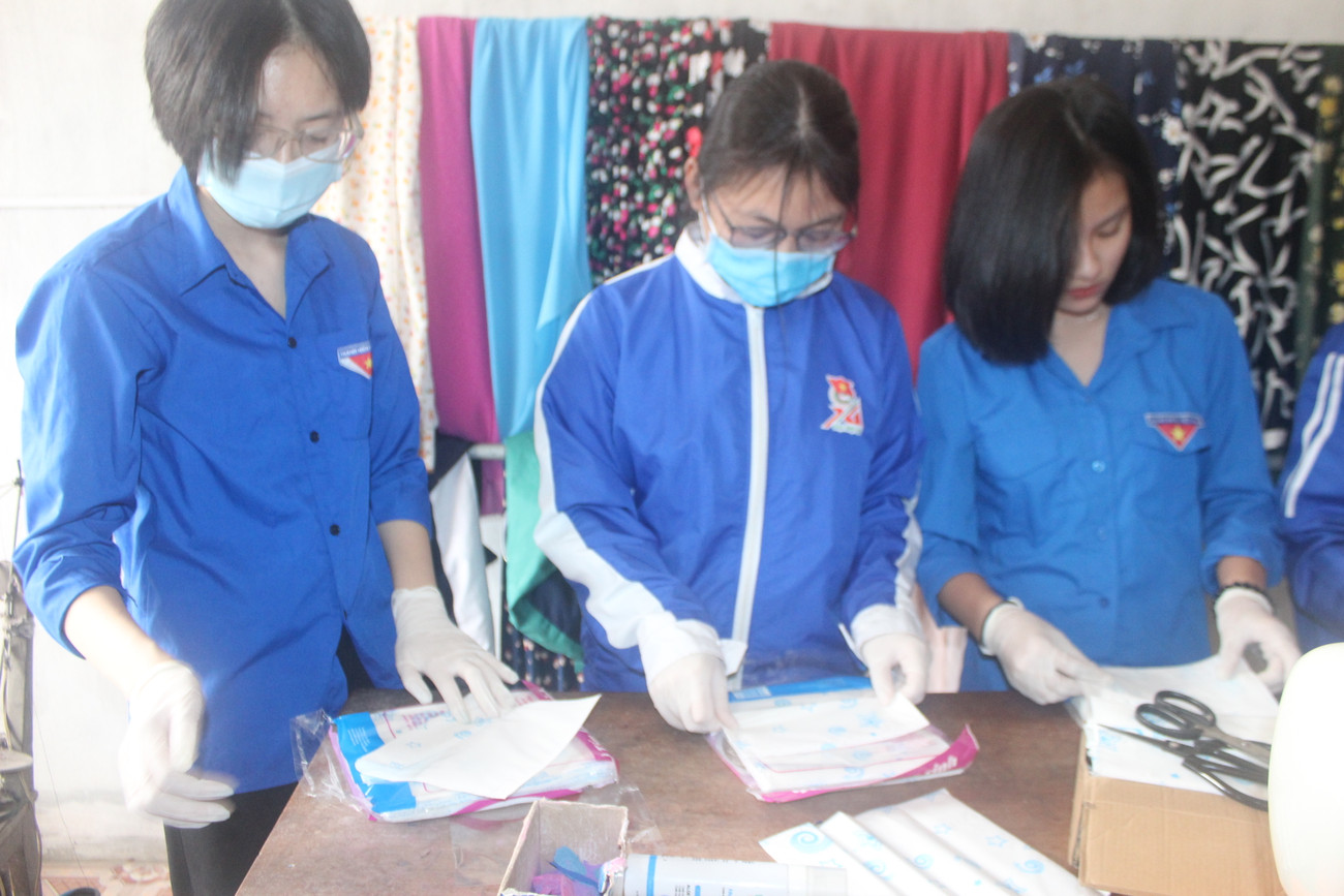 Những chiếc khẩu trang sau khi hoàn thành sẽ được đóng gói cẩn thận. Thanh niên Hà Tĩnh may hàng nghìn khẩu trang phát miễn phí chống dịch Covid-19 ảnh 3
