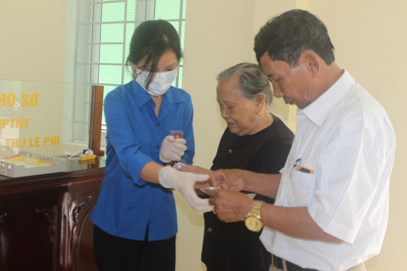 Các tình nguyện viên phát miễn phí cho người dân nhằm phòng chống dịch Covid-19. Thanh niên Hà Tĩnh may hàng nghìn khẩu trang phát miễn phí chống dịch Covid-19 ảnh 5
