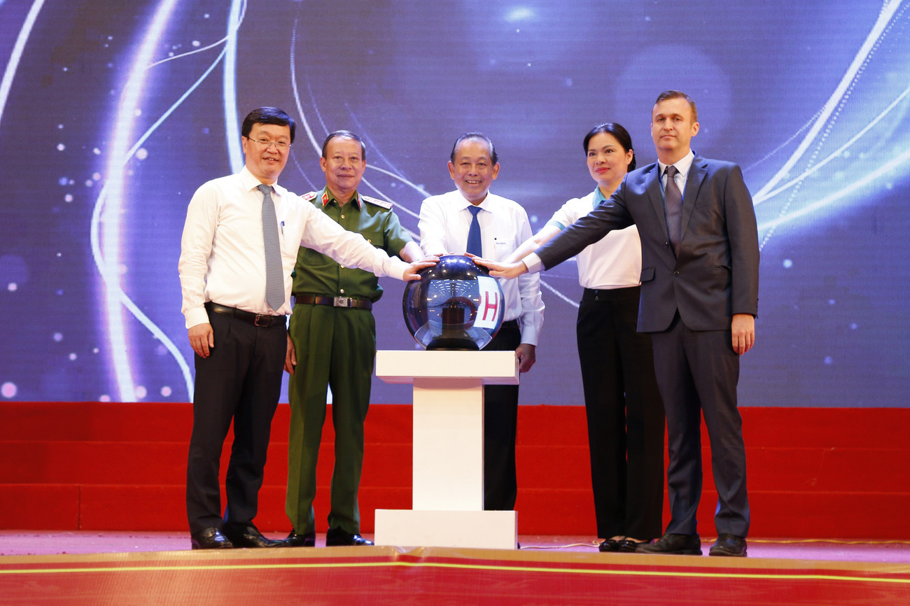 Các đại biểu ấn nút hiệu ứng tại buổi lễ. Hành động vì một xã hội không có tội phạm mua bán người ảnh 4