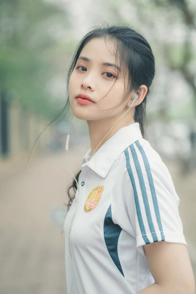 Nét đẹp giản dị trong bộ đồng phục của nữ sinh Học viện Ngân hàng. Vẻ đẹp dung dị của nữ sinh Ngân hàng ảnh 1