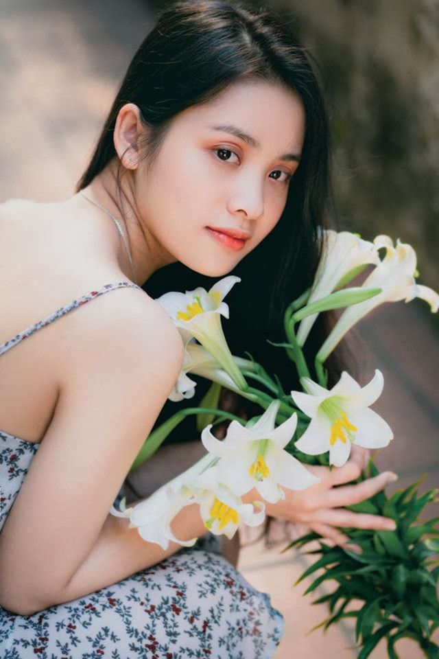 Thiếu nữ 20 tuổi e ấp bên hoa loa kèn tinh khôi. Vẻ đẹp dung dị của nữ sinh Ngân hàng ảnh 4