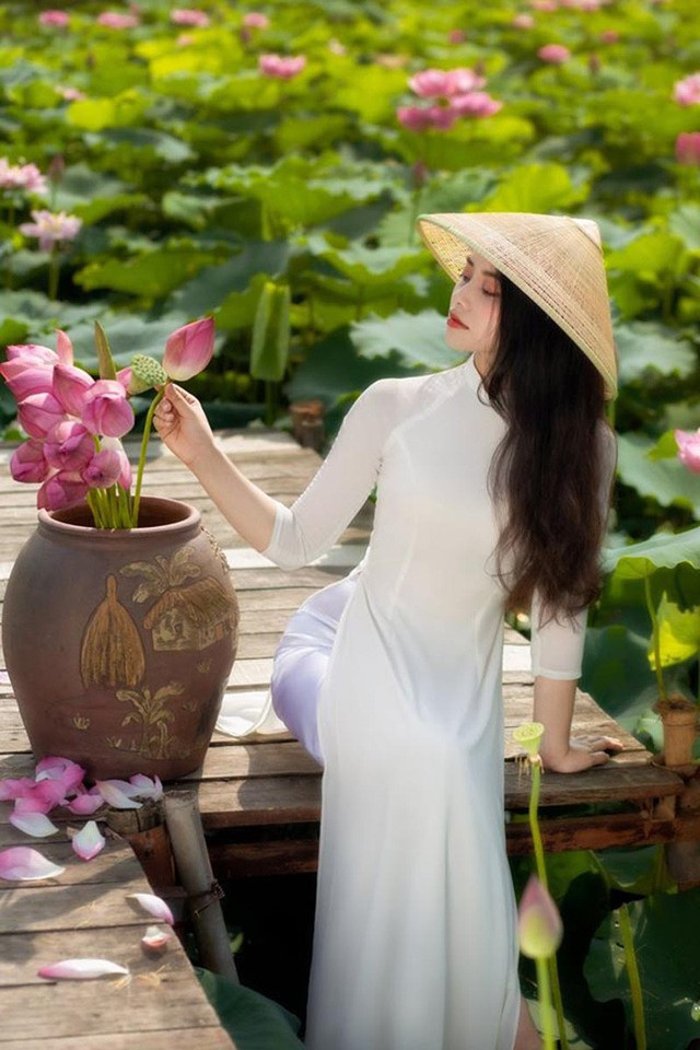 Hồng Nhung thích hoa sen bởi nét dung dị “gần bùn mà chẳng hôi tanh mùi bùn”. Vẻ đẹp dung dị của nữ sinh Ngân hàng ảnh 7