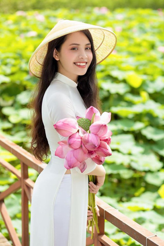 Mỗi mùa hoa, Nhung đều chăm chỉ lưu giữ khoảnh khắc. Vẻ đẹp dung dị của nữ sinh Ngân hàng ảnh 6