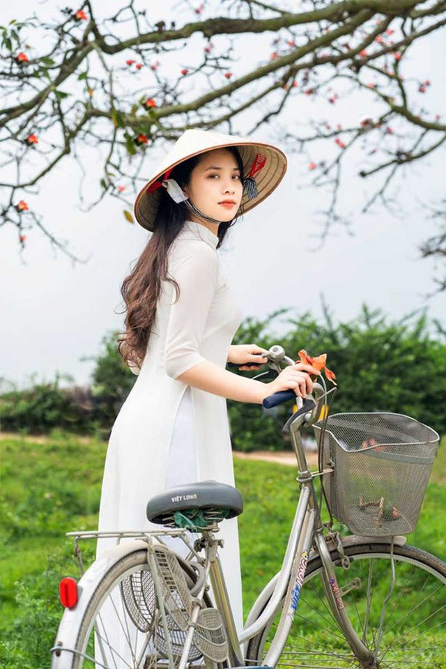 Nhung đẹp dịu dàng với trang phục áo dài trắng và nón lá. Vẻ đẹp dung dị của nữ sinh Ngân hàng ảnh 3
