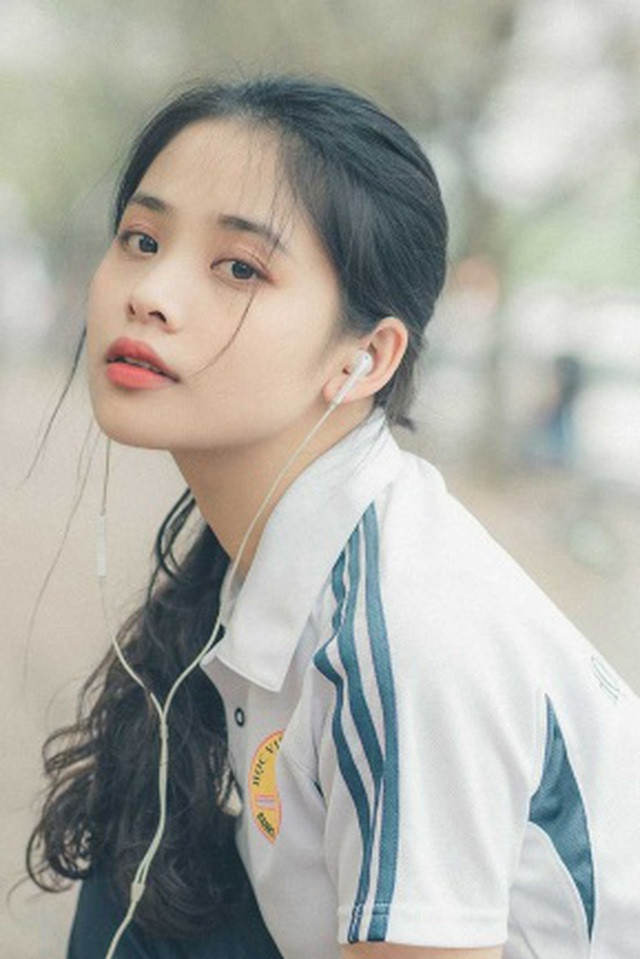 Hồng Nhung tự nhận xét rằng, cuộc sống hiện tại của mình gói gọn trong hai từ “hạnh phúc”. Vẻ đẹp dung dị của nữ sinh Ngân hàng ảnh 2