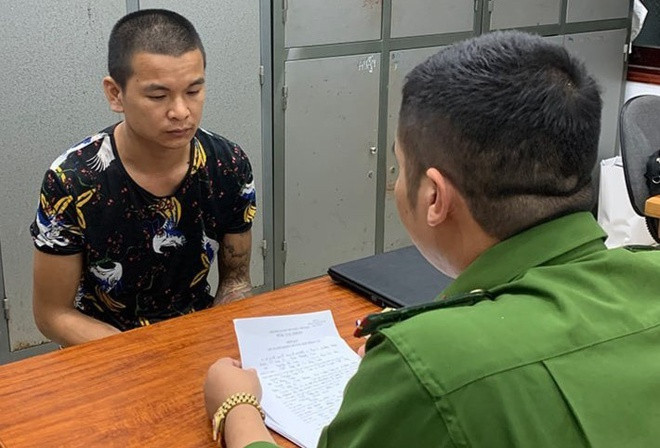 Công an lấy lời khai của Khổng Quốc Anh. Ảnh: Công an cung cấp. Lời khai vị khách sát hại nữ chủ quán bia ảnh 1