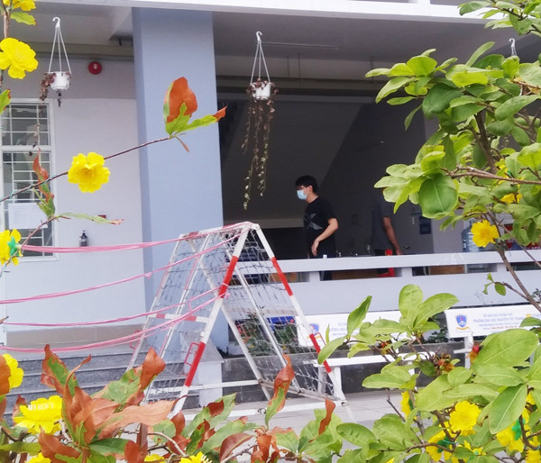 Bên trong khu cách ly nhiều người nước ngoài nghi nhiễm Covid -19 ở TPHCM ảnh 5