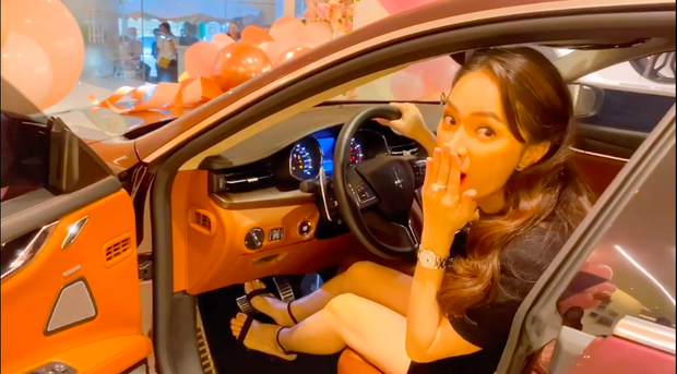 Hương Giang vô cùng phấn khích với món quà "sang-xịn-mịn" của Matt Liu. Hot: Hương Giang tiết lộ “cực sốc” về mục đích sử dụng món quà tiền tỉ của Matt Liu ảnh 7