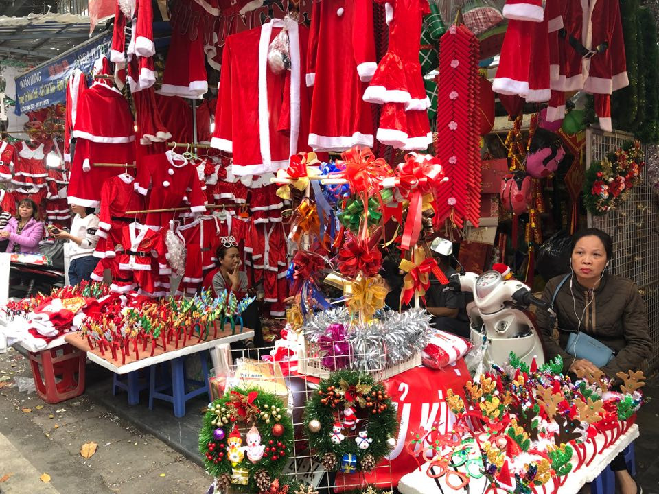 BBộ quần áo ông già noel, váy công chúa dành cho trẻ em với đủ màu sắc có giá từ 80.000 - 200.000 đồng/bộ tùy theo size cũng như chất liệu Buôn bán mỏi tay với gấu, bờm, quần áo ông già noel ảnh 2