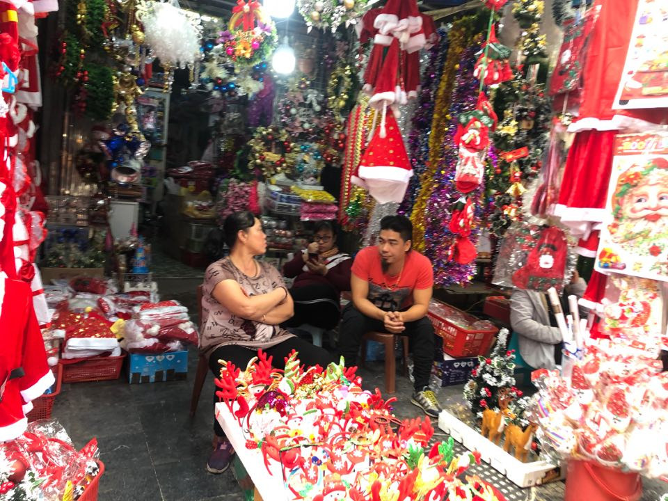 Trung bình mỗi ngày, cửa hàng bán được hàng trăm bộ quần áo ông già noel cùng các sản phẩm khác như bờm, đồ trang trí Buôn bán mỏi tay với gấu, bờm, quần áo ông già noel ảnh 1