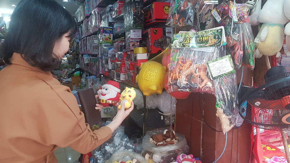 Gấu bông hình ông già noel giá từ: 50.000- 200.000 đồng/con tùy từng kích thước Buôn bán mỏi tay với gấu, bờm, quần áo ông già noel ảnh 3