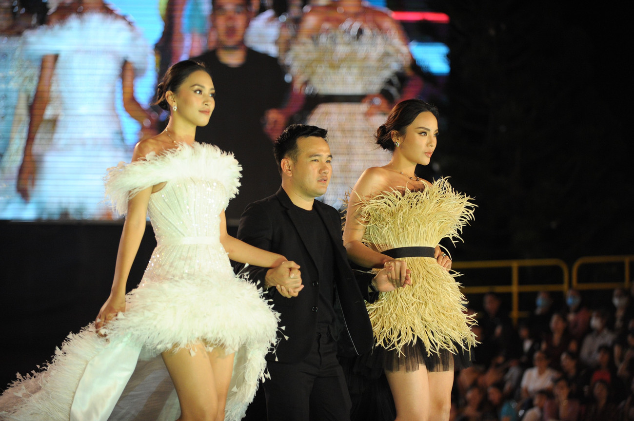 Ca sĩ Lệ Quyên tươi trẻ quyến rũ trên sân khấu Hoa hậu Việt Nam 2020 ảnh 13