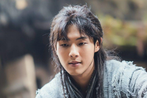 Ji Soo trong vai On Dal lúc đầu. “Chơi sang” quay lại 6 tập đầu, “Sông Đón Trăng Lên” quyết xóa sạch Ji Soo ra khỏi phim ảnh 4