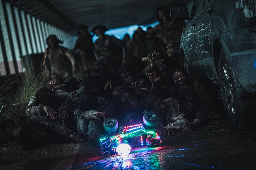 Các pha hành động quá nhiều làm cho zombie bị mất đất diễn cũng khiến những fan cứng của dòng phim này không thỏa mãn “Train To Busan 2: Peninsula” lập kỷ lục 1 triệu vé mặc khán giả vẫn tranh cãi trái chiều ảnh 1