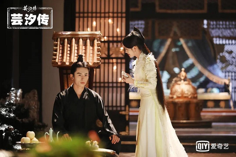 Nam diễn viên bắt đầu nổi lên nhờ vai Tần Vương gia - Long Phi Dạ trong "Vân Tịch Truyện" đóng cùng Cúc Tịnh Y. Trương Triết Hạn bao năm dưới trướng Vu Chính bị lãng quên, về với Triệu Vy liền lên đời ảnh 5