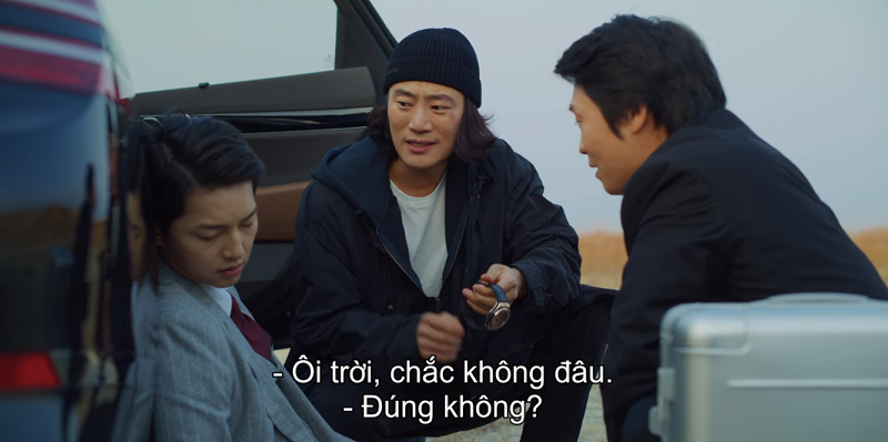 Hậu quả là vừa đáp máy bay đã bị lừa lấy sạch tài sản mang bên người “Vincenzo“: Song Joong Ki ở Ý thì bất khả xâm phạm, vừa về Hàn Quốc lại bị đánh ngất xỉu ảnh 6