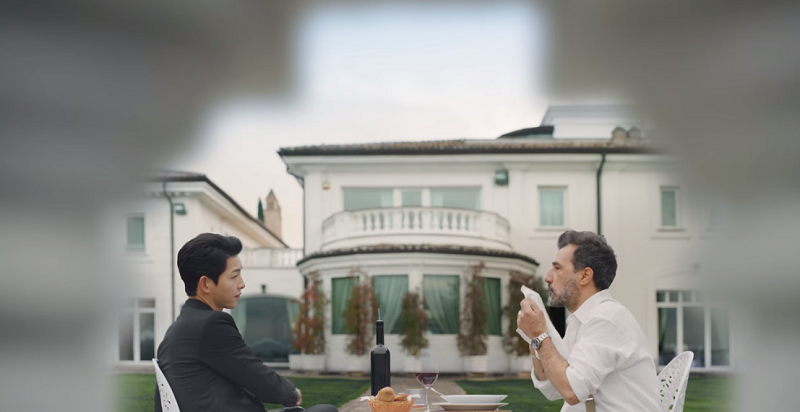 Vincenzo luôn xử lý mọi việc bằng một cái đầu lạnh “Vincenzo“: Song Joong Ki ở Ý thì bất khả xâm phạm, vừa về Hàn Quốc lại bị đánh ngất xỉu ảnh 2