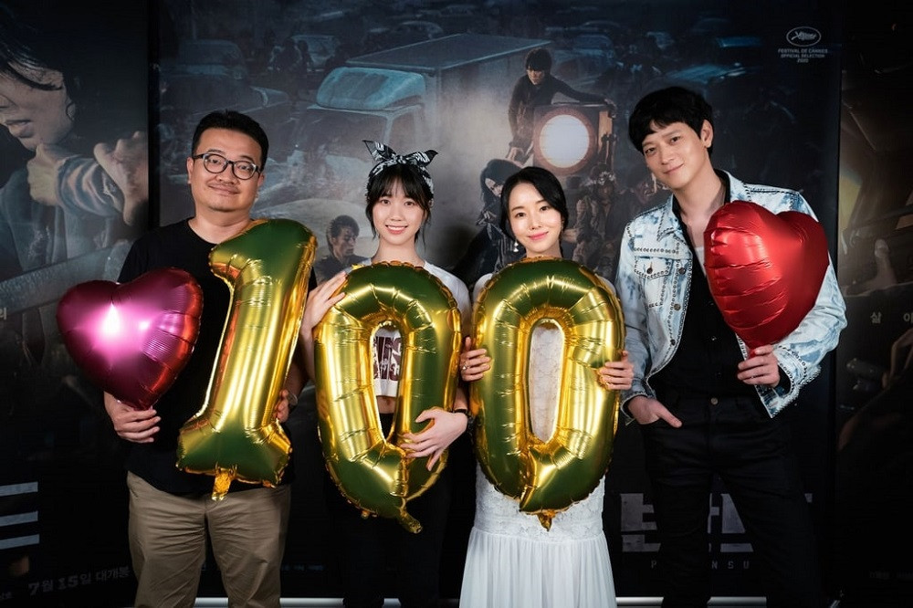 Đạo diễn Yeon Sang Ho và dàn diễn viên trong phim “Train To Busan 2: Peninsula” lập kỷ lục 1 triệu vé mặc khán giả vẫn tranh cãi trái chiều ảnh 4