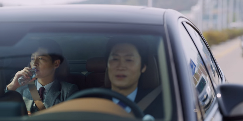 Trớ trêu thay, về đến Hàn Quốc thì Vincenzo lại không đề phòng “Vincenzo“: Song Joong Ki ở Ý thì bất khả xâm phạm, vừa về Hàn Quốc lại bị đánh ngất xỉu ảnh 5