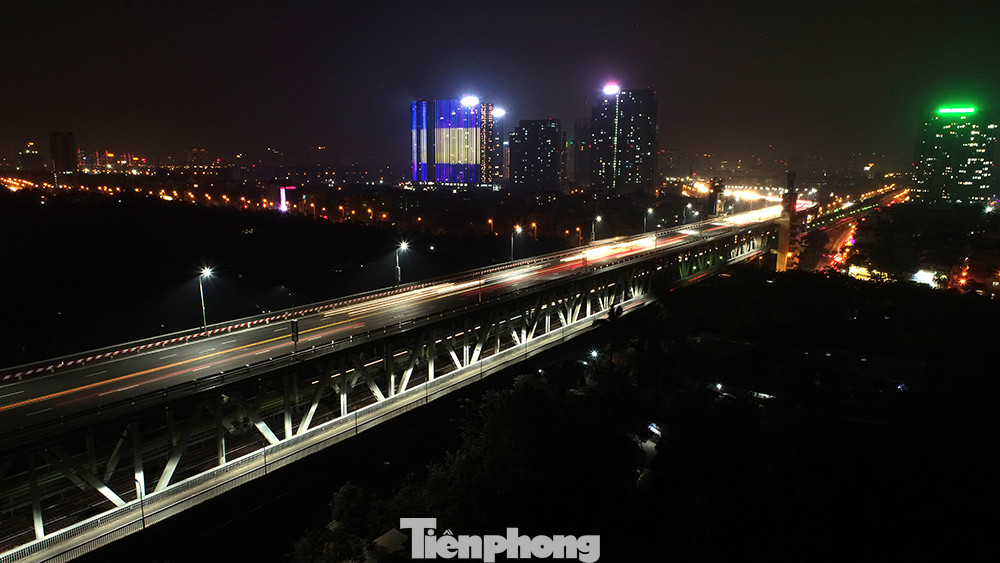 Ngắm cầu Thăng Long lung linh trong màn đêm ảnh 7