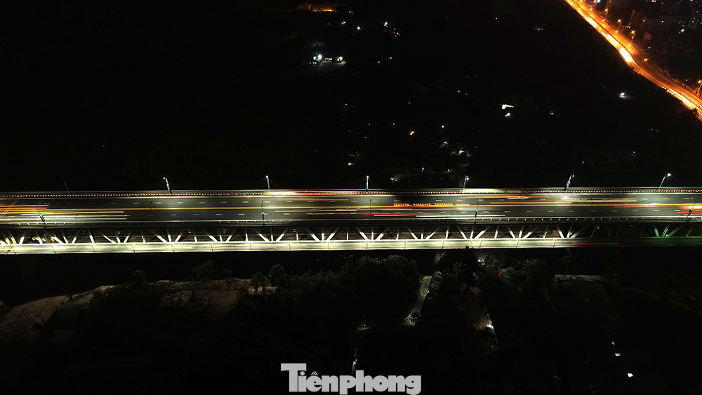 Ngắm cầu Thăng Long lung linh trong màn đêm ảnh 1