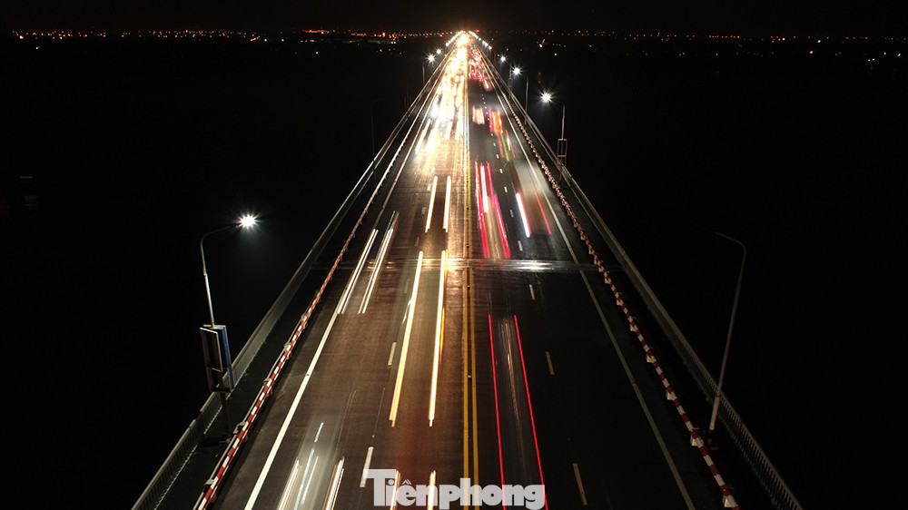 Ngắm cầu Thăng Long lung linh trong màn đêm ảnh 3