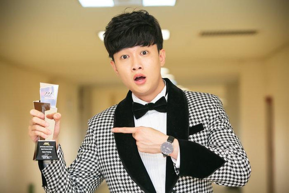 Quốc Trường nhận giải Nghệ sĩ Việt xuất sắc nhất tại Asia Artist Awards 2019 (AAA 2019). Quốc Trường: Dịch nên phải gác hết công việc, Cô Vy đang khiến 6 múi của anh dồn thành 1 ảnh 1