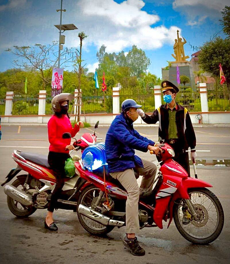 Chàng công an điển trai được dân mạng "truy lùng" info. Lộ ảnh chụp khi đang làm nhiệm vụ, chàng công an điển trai khiến dân mạng “truy lùng” info ảnh 1