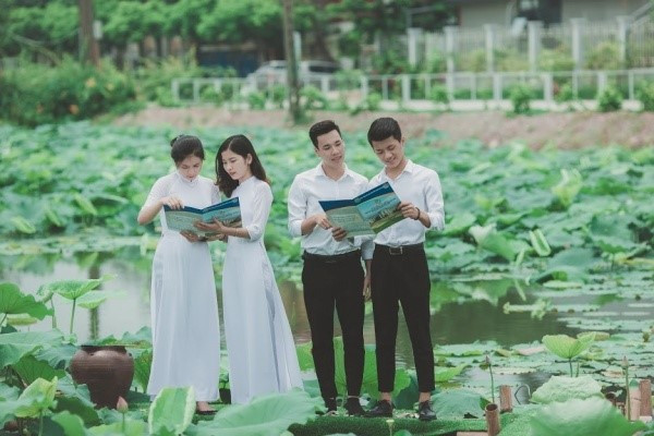Kỉ niệm thời sinh viên cũng được lưu giữ tại đầm sen. Muôn kiểu sắc màu hoa sen tại khuôn viên giảng đường rộng nhất Việt Nam ảnh 9