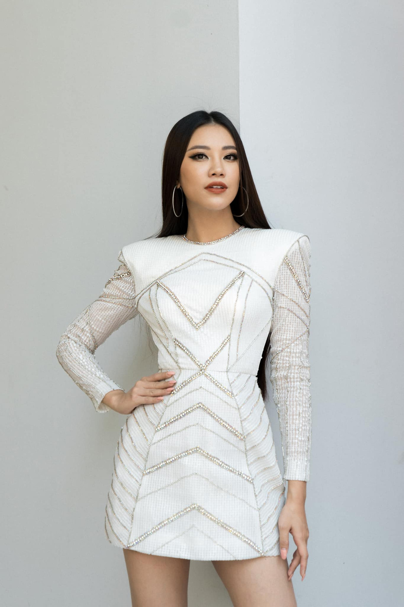 Á hậu Kim Duyên sinh năm 1995, cao 1m73. Kim Duyên: Từ “xấu, đen và mờ nhạt” đến Á hậu Hoàn vũ Việt Nam ảnh 3