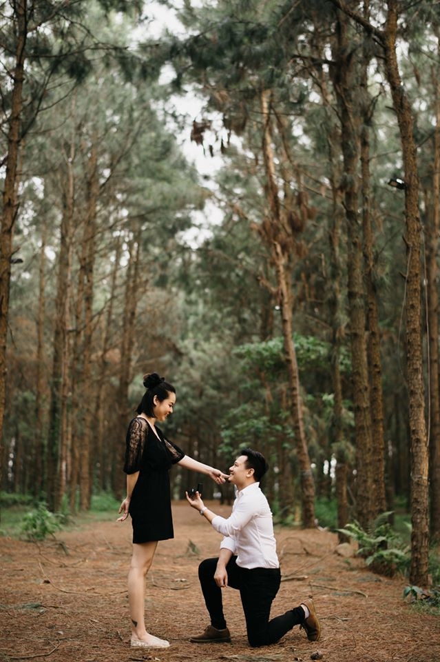 Nhạc sĩ Nguyễn Đức Chung cầu hôn bạn gái sau 5 năm yêu nhau. Showbiz 19/5: Quang Vinh đón tuổi 38, Vân Hugo được bạn trai cầu hôn ảnh 9