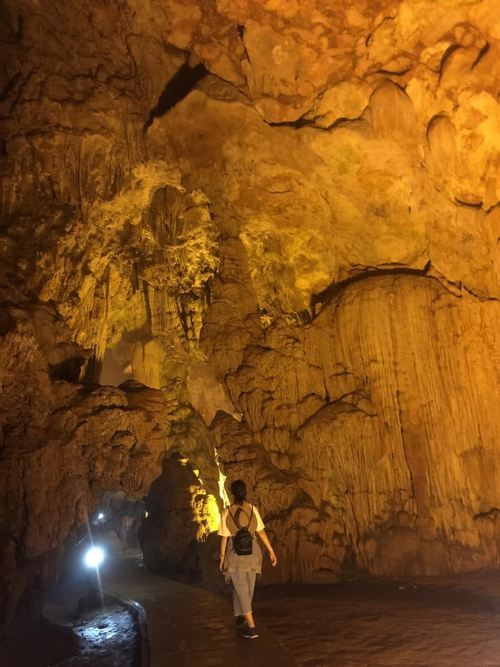 Trên đường vào thác, chúng ta không nên bỏ lỡ động Ngườm Ngao với những nhũ đá và măng đá phong phú hình dạng, huyền bí. Ảnh: Trần Gấm. Đã có cơ hội tới thác Bản Giốc nhất định phải ghé thăm chùa Phật Tích cách đó 500m, chùa tọa lạc giữa núi non mây trời hùng vĩ trùng điệp với cảnh đẹp như tranh vẽ. Ảnh: Đinh Hưởng. Sau 1 ngày dài khám phá thiên nhiên nơi đây, các bạn có thể về nghỉ ngơi tại những homestay đậm chất văn hóa địa phương chỉ với giá chỉ từ 150.000đ – 350.000đ/đêm. Bên cạnh đó là những hoạt động khác như trải nghiệm ẩm thực dân tộc, BBQ ngoài trời hay party “quẩy” giữa núi rừng Tây Bắc. Ảnh: Internet. Đến với Bản Giốc, các bạn sẽ được thưởng thức các đặc sản cực kì hấp dẫn với cá trầm hương, vịt quay 7 món, bánh khảo,.. và quà mang về cho bạn bè người thân như hạt dẻ hay các loại chè. Ảnh: YouTube VTV. Một số lưu ý cho các bạn đi du lịch Bản Giốc vào mùa này: - Nên theo dõi thời tiết trước khi tới thác vì có thể có những cơn mưa bất chợt - Mang giày thể thao mềm dễ dàng di chuyển - Tìm hiểu kĩ về đường xá, phương tiện đi lại tránh mất thời gian lạc đường Chúc các bạn có chuyến đi vui vẻ và thú vị! Địa điểm tránh nóng cực chất giữa mùa Hè nóng bức ảnh 6