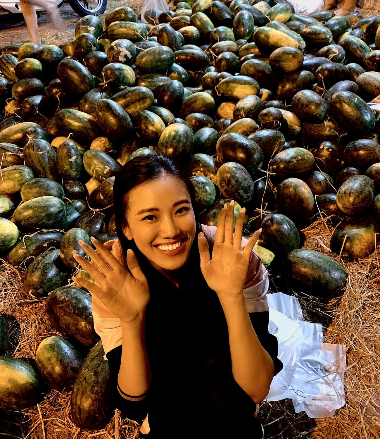 Kim Duyên tham gia giải cứu dưa hấu cùng bà con. Kim Duyên: Từ “xấu, đen và mờ nhạt” đến Á hậu Hoàn vũ Việt Nam ảnh 6