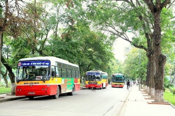 Xe buýt số 11 và 59 – những chuyến xe gắn liền với việc di chuyển của sinh viên Học viện. Điểm nhấn dễ dàng nhận thấy nhất ở đây là 4 hồ sen nằm chính giữa khuôn viên trường, mà các thế hệ sinh viên đặt cho 4 cái tên rất hữu tình: hồ Tình yêu, Tình bạn, Hy vọng và Tuyệt vọng. Vì đây là đầm sen trong nhà trường nên các bạn sẽ không phải trả phí khi tham quan. Muôn kiểu sắc màu hoa sen tại khuôn viên giảng đường rộng nhất Việt Nam ảnh 2