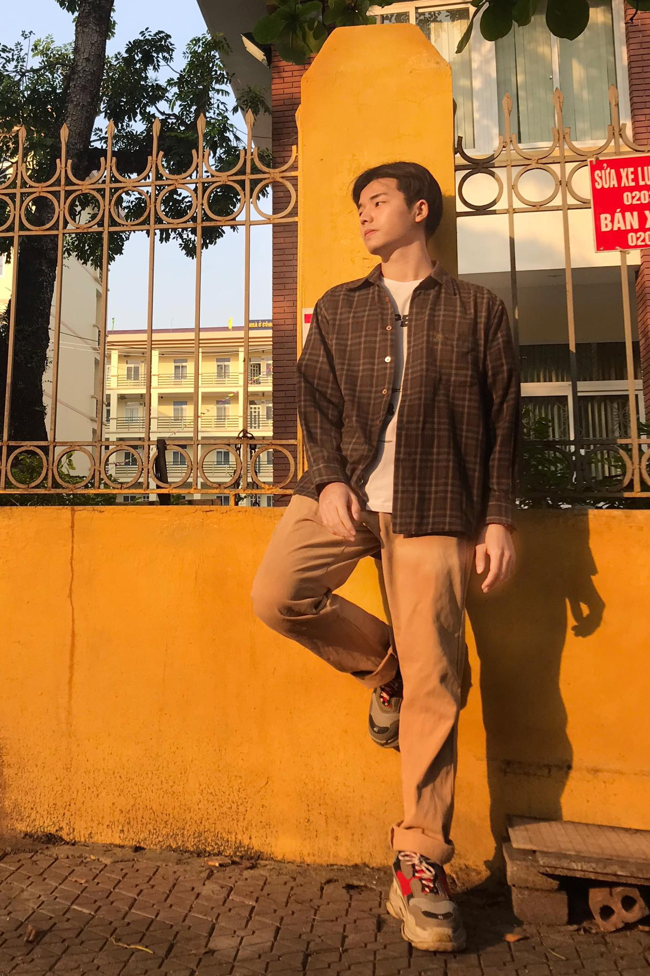 Những hình ảnh đời thường của chàng công an này cũng khiến nhiều cô gái say đắm. Sơn có ngoại hình và phong cách ăn mặc rất giống những hot boy Hàn Quốc. Lộ ảnh chụp khi đang làm nhiệm vụ, chàng công an điển trai khiến dân mạng “truy lùng” info ảnh 7