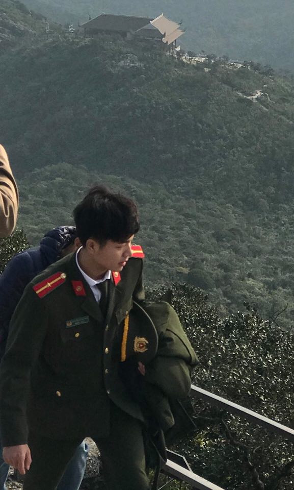 Xuân Sơn quê Bắc Ninh và hiện đang công tác tại Quảng Ninh. Lộ ảnh chụp khi đang làm nhiệm vụ, chàng công an điển trai khiến dân mạng “truy lùng” info ảnh 4
