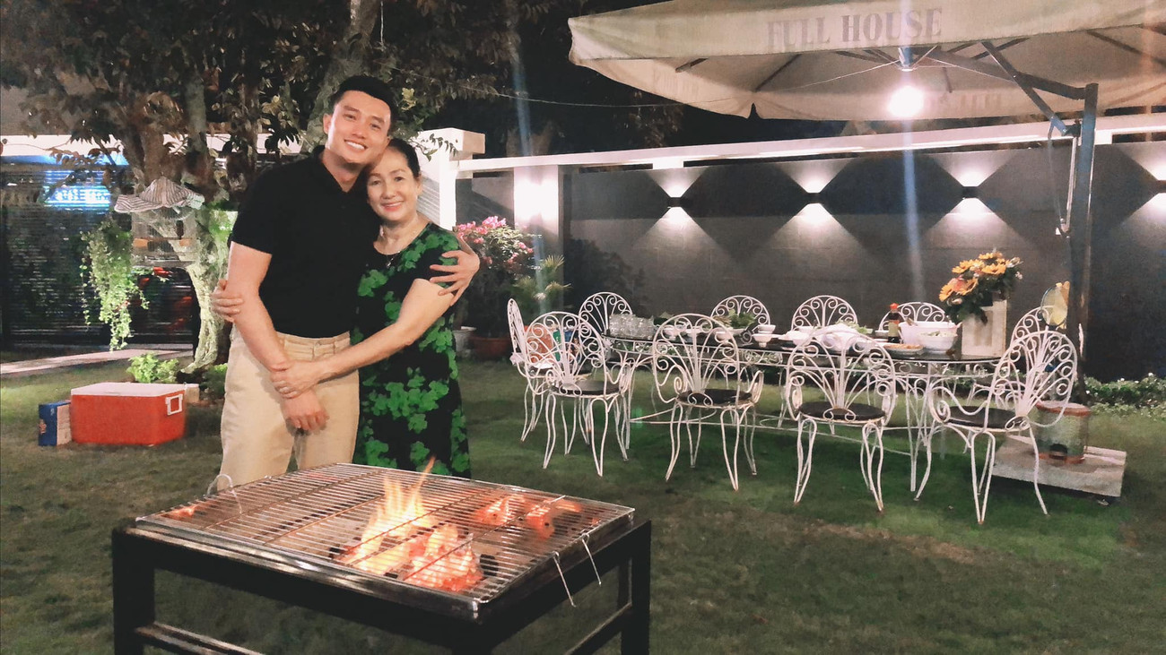 Quốc Trường thường xuyên chia sẻ khoảnh khắc ấm áp bên gia đình mình trong căn biệt thự triệu đô. Quốc Trường: Dịch nên phải gác hết công việc, Cô Vy đang khiến 6 múi của anh dồn thành 1 ảnh 3