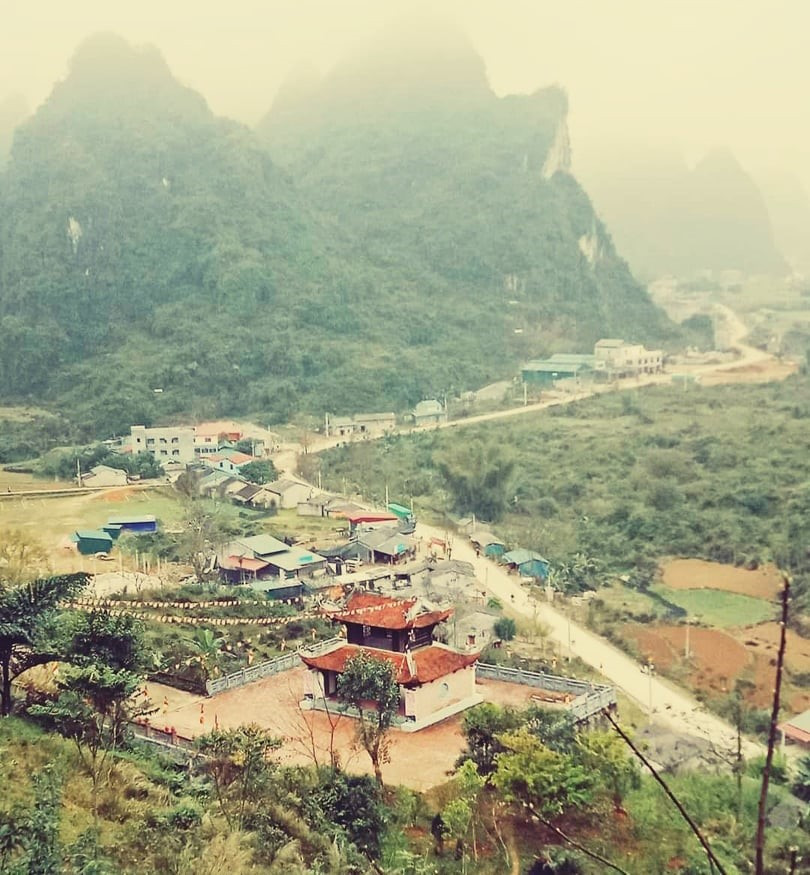 Đã có cơ hội tới thác Bản Giốc nhất định phải ghé thăm chùa Phật Tích cách đó 500m, chùa tọa lạc giữa núi non mây trời hùng vĩ trùng điệp với cảnh đẹp như tranh vẽ. Ảnh: Đinh Hưởng. Sau 1 ngày dài khám phá thiên nhiên nơi đây, các bạn có thể về nghỉ ngơi tại những homestay đậm chất văn hóa địa phương chỉ với giá chỉ từ 150.000đ – 350.000đ/đêm. Bên cạnh đó là những hoạt động khác như trải nghiệm ẩm thực dân tộc, BBQ ngoài trời hay party “quẩy” giữa núi rừng Tây Bắc. Ảnh: Internet. Đến với Bản Giốc, các bạn sẽ được thưởng thức các đặc sản cực kì hấp dẫn với cá trầm hương, vịt quay 7 món, bánh khảo,.. và quà mang về cho bạn bè người thân như hạt dẻ hay các loại chè. Ảnh: YouTube VTV. Một số lưu ý cho các bạn đi du lịch Bản Giốc vào mùa này: - Nên theo dõi thời tiết trước khi tới thác vì có thể có những cơn mưa bất chợt - Mang giày thể thao mềm dễ dàng di chuyển - Tìm hiểu kĩ về đường xá, phương tiện đi lại tránh mất thời gian lạc đường Chúc các bạn có chuyến đi vui vẻ và thú vị! Địa điểm tránh nóng cực chất giữa mùa Hè nóng bức ảnh 7