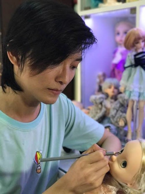 Phan Ngọc Sang bên tác phẩm đang hoàn thiện của mình. Nhờ trang điểm búp bê, chàng trai 9X kiếm “sương sương” 30 triệu đồng/tháng ảnh 1