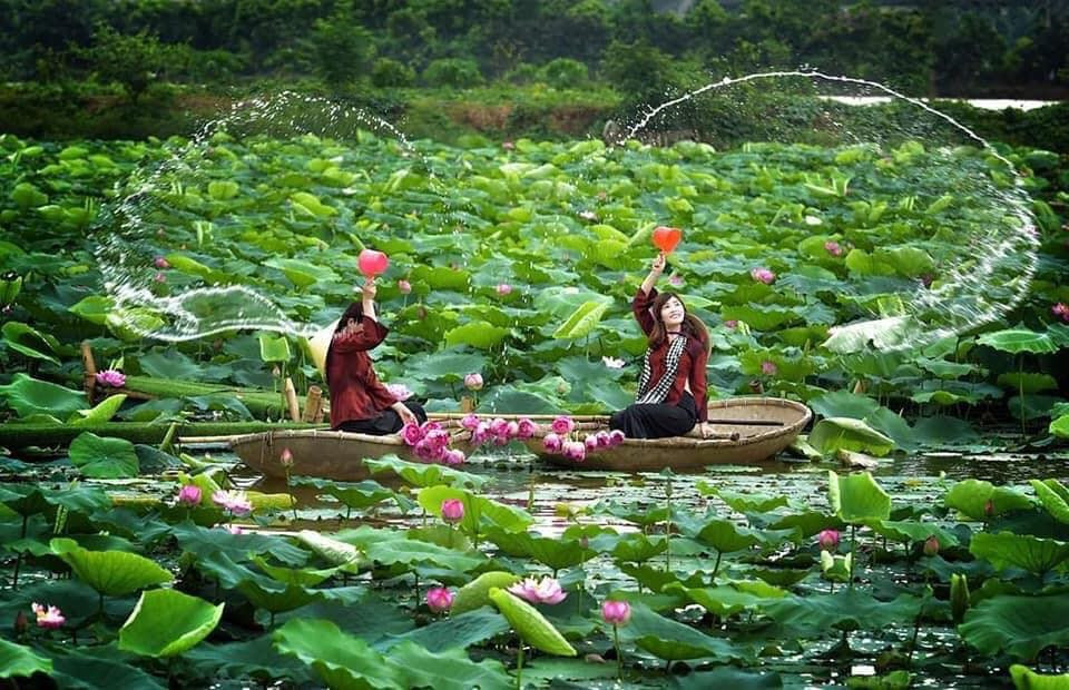 Mỗi dịp mùa sen nở, Trưng tâm là nơi thu hút các bạn trẻ gần xa đến check-in, hóa thân thành những thiếu nữ thôn quê trong bộ áo bà ba Nam Bộ. Muôn kiểu sắc màu hoa sen tại khuôn viên giảng đường rộng nhất Việt Nam ảnh 8