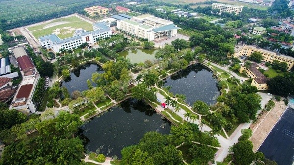 Học viện Nông nghiệp Việt Nam nằm ở thị trấn Trâu Quỳ, huyện Gia Lâm, Hà Nội, cách trung tâm Hà Nội 12km. Nếu như bạn muốn “khám phá” ngôi trường này, thì có thể bắt xe buýt số 11 từ Công viên Thống nhất, số 59 từ thị trấn Đông Anh và điểm cuối là Học viện Nông nghiệp Việt Nam. Học viện là trường đại học duy nhất cả nước có xe buýt đưa sinh viên di chuyển với 2 điểm đón, trả khách. Muôn kiểu sắc màu hoa sen tại khuôn viên giảng đường rộng nhất Việt Nam ảnh 1