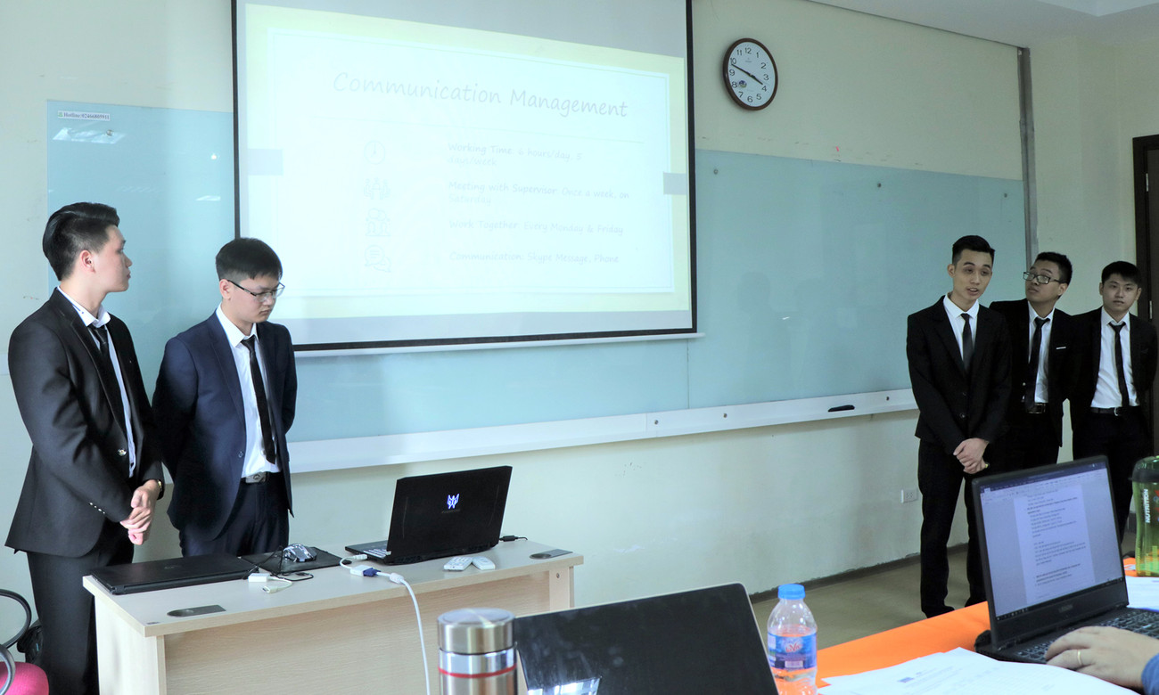 Nhóm 5 sinh viên thuyết trình về sản phẩm trước hội đồng phản biện tốt nghiệp Sinh viên sáng chế ứng dụng lấy mẫu xét nghiệm, khám bệnh tại nhà ảnh 3