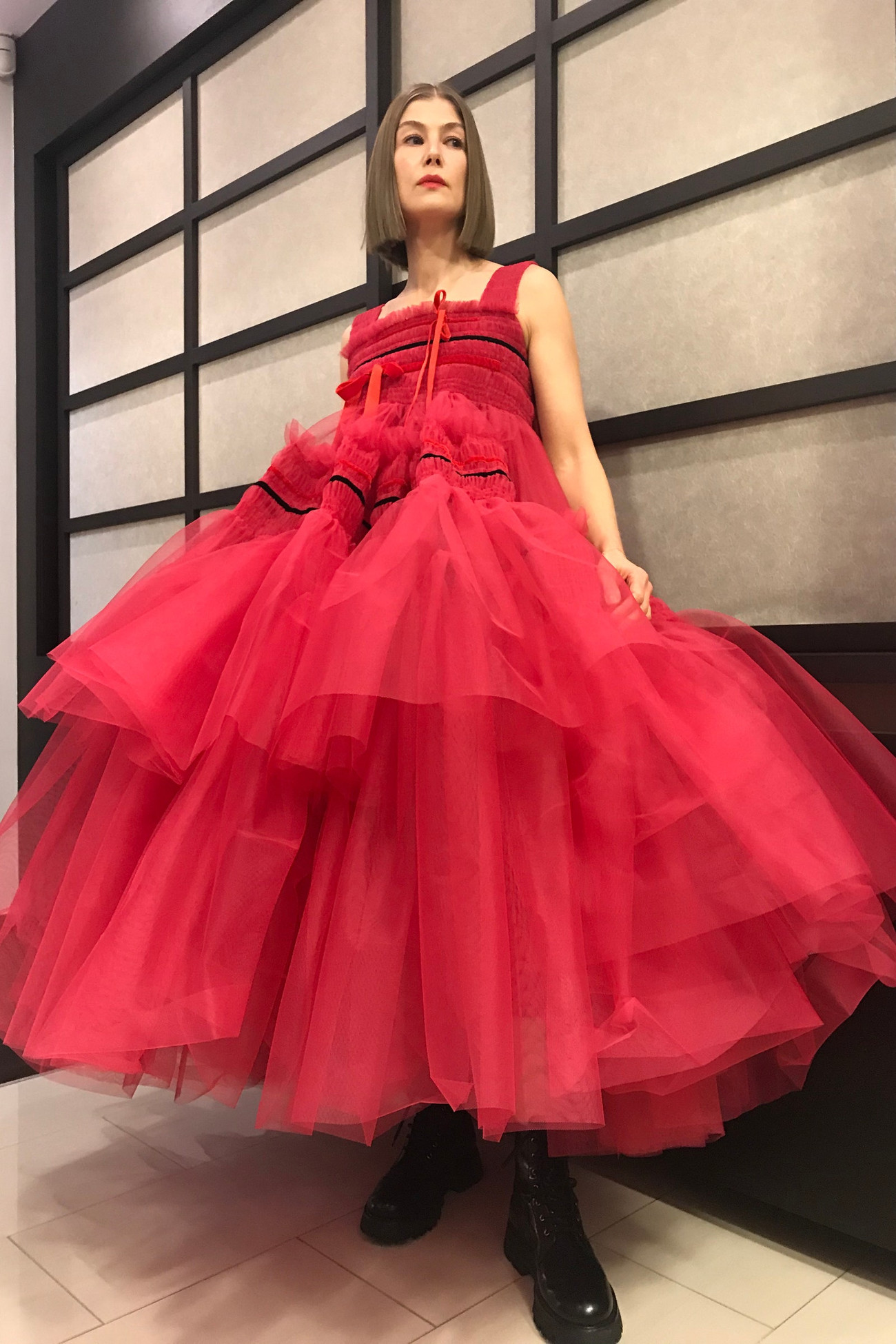 Thảm đỏ Quả cầu Vàng: Người tạo dáng trên giường, kẻ mở tiệc đồ ăn nhanh ảnh 27